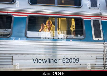 Washington DC, Union Station, stazione ferroviaria Amtrak Silver Meteor Star, Viewliner dormire auto, passeggero rider ondeggiante attraverso finestra ispanica WO Foto Stock