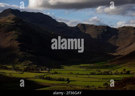 Vista generale della montagna a Mickleden Valley nel Lake District, Cumbria. Foto Stock