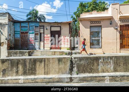 Santo Domingo Repubblica Dominicana, Ciudad Colonia zona coloniale, Calle Santome ispanico sopraelevato marciapiede ragazzo a piedi, Foto Stock