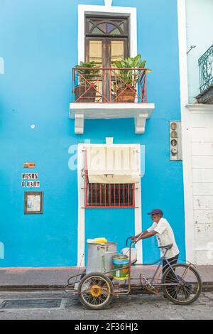 Santo Domingo Repubblica Dominicana, Ciudad Colonial Calle Hostos, strada scena cibo venditore triciclo mais su pannocchie, nero ispanico uomo strada scena, Foto Stock