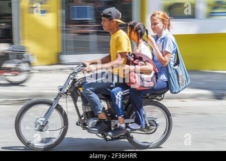 Santo Domingo Repubblica Dominicana, Bajos de Haina moto taxi motoconcho autonomo, ispanico uomo nero cavalieri madre figlia non caschi non sicuro Foto Stock