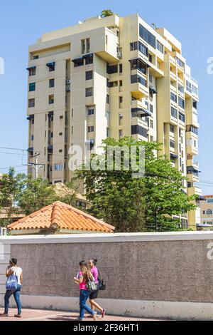 Santo Domingo Repubblica Dominicana, Malecon alto edificio torre, condominio appartamenti residenziali appartamenti studenti a piedi casa dopo la scuola, Foto Stock