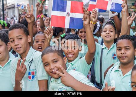 Santo Domingo Repubblica Dominicana, Ciudad Colonia zona Colonial, Calle el Conde centro commerciale pedonale, studenti ispanici ragazzi maschi ragazzi scuola classe fi Foto Stock