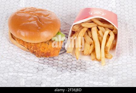 Wendy's Spicy Chicken Sandwich on Wrapper con French Fries o. Chip Foto Stock