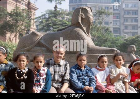 Cairo Egitto Museo Egizio musulmano egiziano, ragazze musulmana studenti sfinge statua scuola classe viaggio, Foto Stock