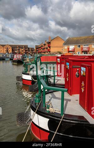 Narrowboats a noleggio per vacanze in barca lungo il canale Kennett e Avon, Hilperton Marina, Trowbridge, Wiltshire, Inghilterra, REGNO UNITO Foto Stock
