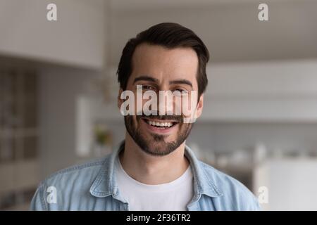 Ritratto di un sorridente uomo caucasico che posa a casa Foto Stock