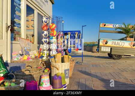 Texel, Netherland - 2019 agosto: Chiosco sulla spiaggia 'Paal 17' che vende gelati, bevande, spuntini e souvenir turistici e giocattoli sull'isola di Texel Foto Stock