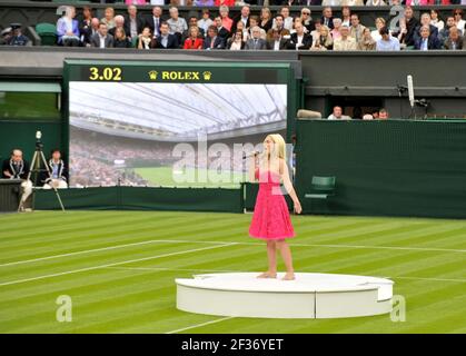 LA PRIMA PARTITA A WIMBLEDON SOTTO IL NUOVO TETTO DI CHIUSURA. KATHERINE JENKINGS. ANDRE AGASSI & SEEFIE GRAF V TIM HENMAM & KIM CLIJSTERS. 17/5/09. IMMAGINE DAVID ASHDOWN Foto Stock