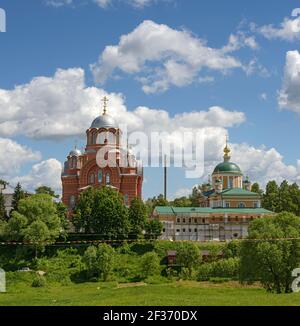 Vista del monastero di Pokrovsky sulla riva del fiume Pazha dal pendio del giardino pubblico sul lato occidentale di Via Gorchakov a Khotkovo, regione di Mosca, Russia Foto Stock