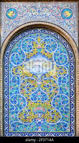 Opere d'arte in piastrelle di ceramica nel Palazzo Golestan a Teheran, periodo Qajar Foto Stock