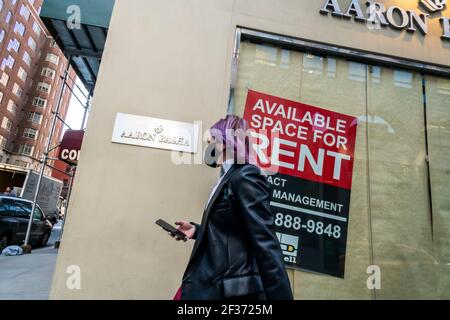 I negozi vacanti di Madison Avenue a New York durante la pandemia COVID-19 venerdì 12 marzo 2021. (Foto di Richard B. Levine) Foto Stock