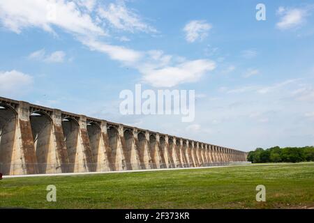 Langley OK USA 12 2018-Vista prospettica della diga di Pensacola - la più lunga diga ad arco multiplo del mondo Foto Stock