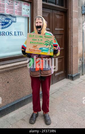 All'esterno dell'ufficio MP Douglas Ross, High Street, Forres, Moray, Regno Unito. 15 marzo 2021. REGNO UNITO. Questi sono membri di vari gruppi nell'area di Forres che protestano relativamente alla legge della polizia e la libertà di protestare. Credit: JASPERIMAGE/Alamy Live News Foto Stock