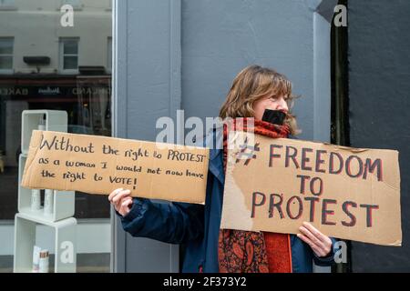 All'esterno dell'ufficio MP Douglas Ross, High Street, Forres, Moray, Regno Unito. 15 marzo 2021. REGNO UNITO. Questi sono membri di vari gruppi nell'area di Forres che protestano relativamente alla legge della polizia e la libertà di protestare. Credit: JASPERIMAGE/Alamy Live News Foto Stock