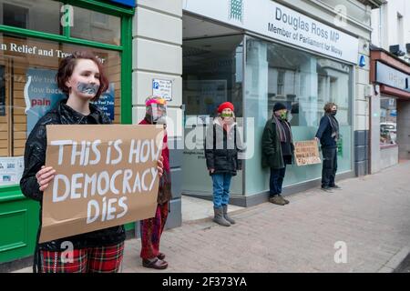 All'esterno dell'ufficio MP Douglas Ross, High Street, Forres, Moray, Regno Unito. 15 marzo 2021. REGNO UNITO. Questi sono membri di vari gruppi nell'area di Forres che protestano relativamente alla legge della polizia e la libertà di protestare. Credit: JASPERIMAGE/Alamy Live News Foto Stock