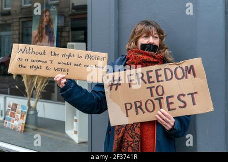 All'esterno dell'ufficio MP Douglas Ross, High Street, Forres, Moray, Regno Unito. 15 marzo 2021. REGNO UNITO. Questi sono membri di vari gruppi nell'area di Forres che protestano relativamente alla legge della polizia e la libertà di protestare. Credit: JASPERIMAGE/Alamy Live News Foto Stock