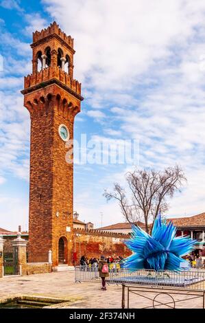 Cometa di vetro accanto alla torre dell'orologio, campo Santo Stefano a Murano a Venezia in Veneto, Italia Foto Stock