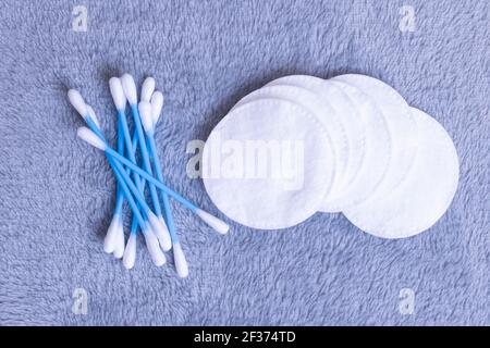 Bastoncini di cotone e tamponi di cotone su sfondo grigio Foto Stock