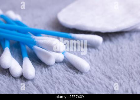 Bastoncini di cotone e tamponi di cotone su sfondo grigio Foto Stock