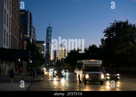 New York City, NY, USA - 4 settembre 2020: New York City Downtown Manhattan strada trafficata con auto. Attraversare la strada in città in serata. Foto Stock