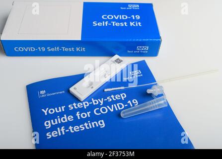 Covid-19 auto-test NHS test e trace home kit mostrando i risultati dei test, questo kit è dato a studenti di scuola e università per test due volte alla settimana. Foto Stock