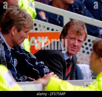 MIDDLESBROUGH V ARSENAL AGO 2001NEW MIDDLESBROUGH MANAGER STEVE MCLAREN WATCHING IL SUO LATO PERDE 4-0 AD ARSENAL Foto Stock