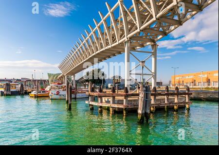 Monorotaia tra Piazzale Roma e il porto delle navi da crociera di Venezia in Veneto Foto Stock