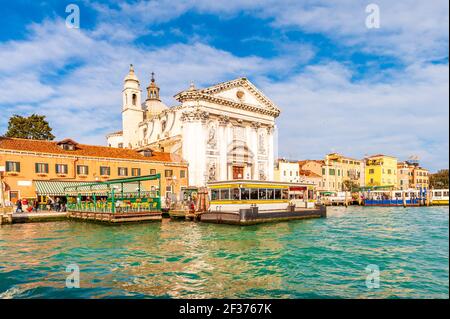 Chiesa di Santa Maria del Rosario e stazione Vaporetto Zattere sul canale della Giudecca a Venezia in Veneto Foto Stock