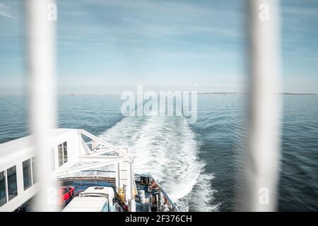 Traghetto che parte dalla costa della Francia e che naviga verso Dover in Inghilterra in bella giornata di estate blu skylooking sopra la parte posteriore del motore si attiva Foto Stock