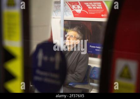 Piers Corbyn, fratello di Jeremy Corbyn entra Westminster Tube il 15 marzo 2021, infrangendo le leggi di Covid da n a indossare una maschera. Foto Stock