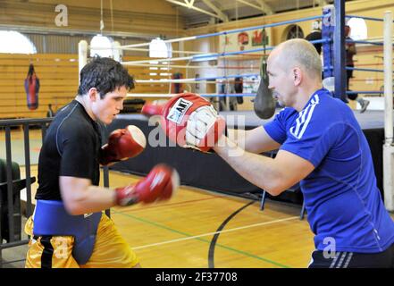 Barry McGuigan addestrando suo figlio Shane alla sala sportiva dell'esercito Aldershot. 8/1/2008. IMMAGINE DAVID ASHDOWN Foto Stock