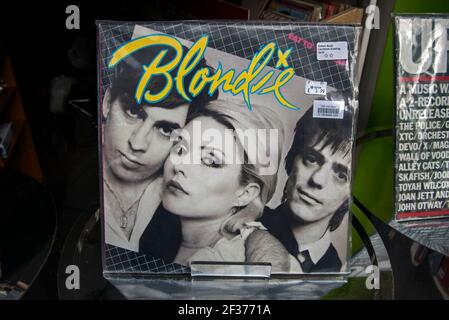 "Eat to the Beat" LP di Blondie nella finestra di un negozio di beneficenza Oxfam a Edimburgo, Scozia, Regno Unito. Foto Stock