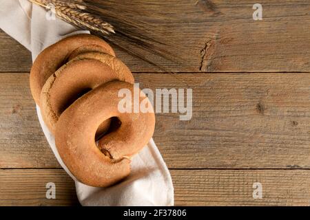 Antipasto italiano Friselle. Pane secco pugliese Friselle su sfondo ligneo Foto Stock