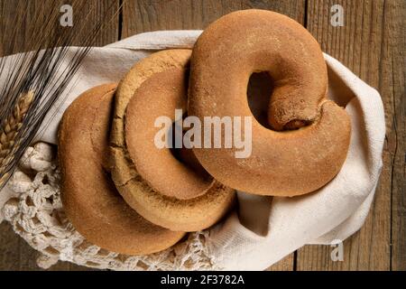 Antipasto italiano Friselle. Pane secco pugliese Friselle su sfondo ligneo Foto Stock