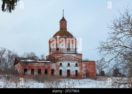 Abbandonata antica chiesa ortodossa con tracce di distruzione Foto Stock