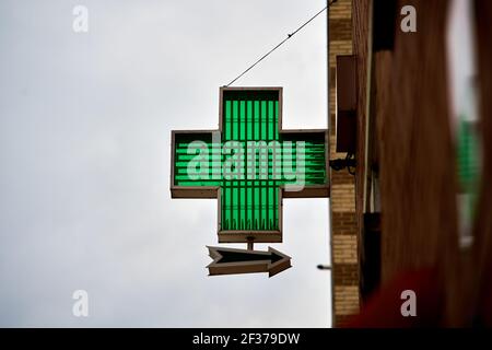 Un cartello della farmacia sul lato di un edificio Foto Stock