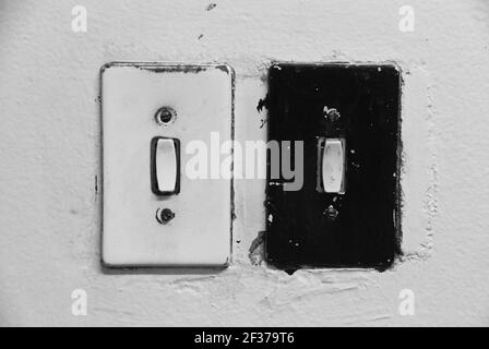 Vintage due interruttori di luce su una parete in legno Foto stock - Alamy