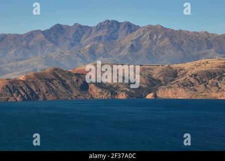 Lago Blu Charvak con le montagne in Uzbekistan Foto Stock