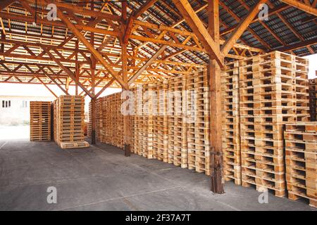 I pallet di legno accatastati uno sopra l'altro Foto Stock