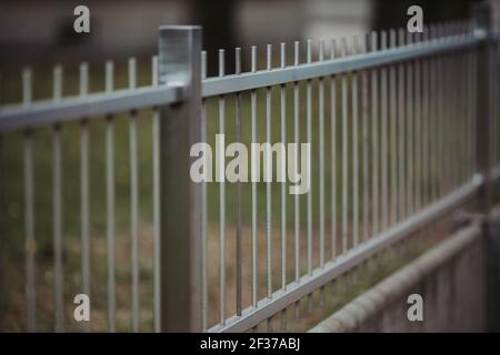 Un primo piano di un cancello metallico Foto Stock