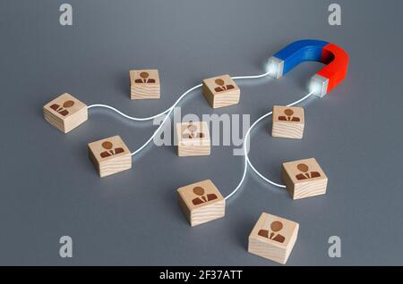 Magnete attrae magnetizza alcuni blocchi candidati dipendenti. Assunzione di personale altamente qualificato. Creazione di team aziendali. Trova il miglior talento ca Foto Stock