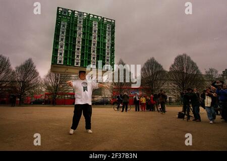 John Evans Milk Crate Balancing World Record Aprile 2001John Evans rompe il record mondiale imballando 96 casse di latte sopra La sua testa al Speakers Corner di Londra Foto Stock