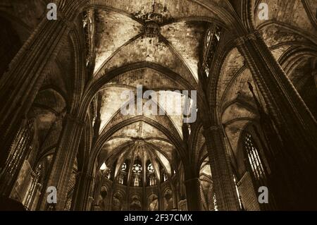 BARCELLONA, SPAGNA - 10 MARZO 2018: Interno della Cattedrale della Santa Croce e Sant'Eulalia. Seppia foto storica Foto Stock