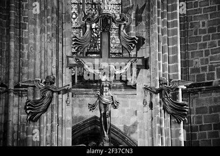 BARCELLONA, SPAGNA - 10 MARZO 2018: Crocifisso con angeli nella Cattedrale della Santa Croce e Sant'Eulalia. Foto storica in bianco nero Foto Stock