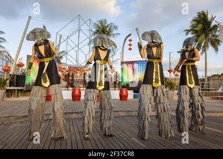 Persone in costume che ballano durante il festival Tet sulla spiaggia Sunset di Sanato, Phu Quoc isola, Vietnam Foto Stock