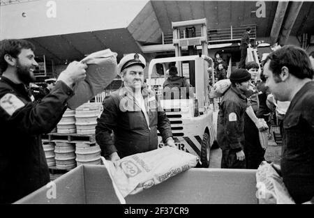 LE FORNITURE VANNO A BORDO DI HMS HERMES MENTRE SI PREPARA A NAVIGARE PER LE FALKLANDS. 1982 PIC MIKE WALKER, Foto Stock