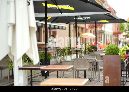 KAUNAS, LITUANIA - 16 AGOSTO 2020: Cittadini e turisti che passeggiano sulla via Vilnius (Vilniaus gatve) nel centro storico medievale di Kaunas. Foto Stock