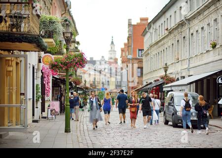 KAUNAS, LITUANIA - 16 AGOSTO 2020: Cittadini e turisti che passeggiano sulla via Vilnius (Vilniaus gatve) nel centro storico medievale di Kaunas. Foto Stock