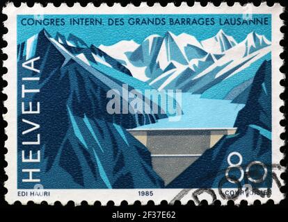 Diga di montagna sul francobollo svizzero Foto Stock
